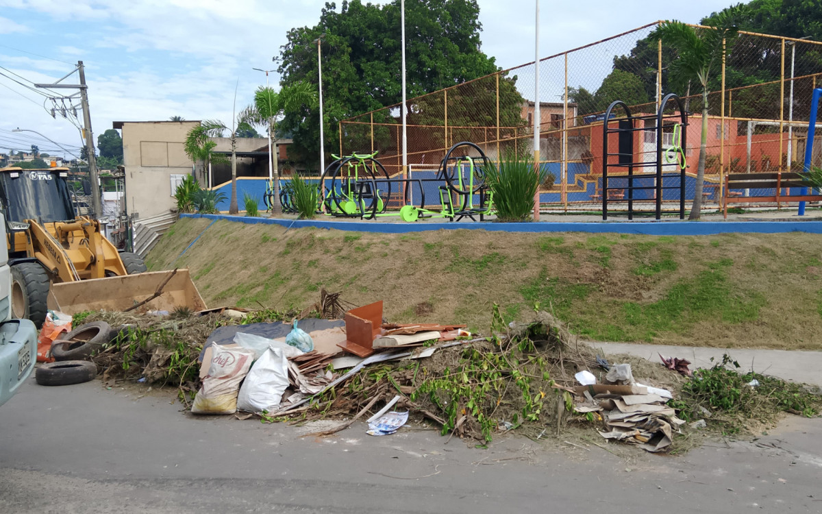 Uma quantidade grande de lixos e entulhos foram retirados neste sábado
