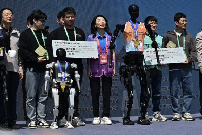 Pequim sedia primeira meia maratona de robôs humanoides