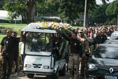 Fotos: dor e emoção marcam despedida aos agentes da PRF mortos em acidente