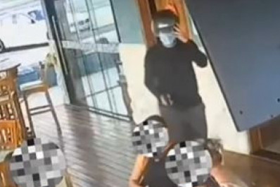 Vídeo: criminosos assaltam clientes em quiosque na orla de Araruama