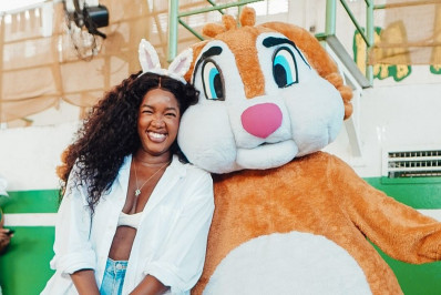 Após retornar ao posto de rainha, Iza participa de distribuição de chocolates na Imperatriz