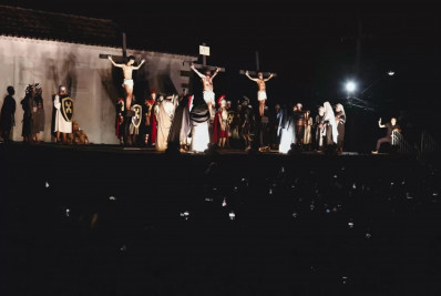 Espetáculo da Paixão de Cristo emociona multidão em Cabo Frio