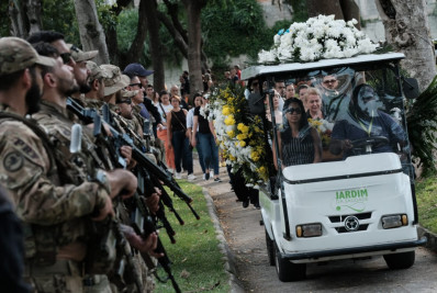 Familiares e amigos se despedem de agentes da PRF mortos em perseguição na Brasil