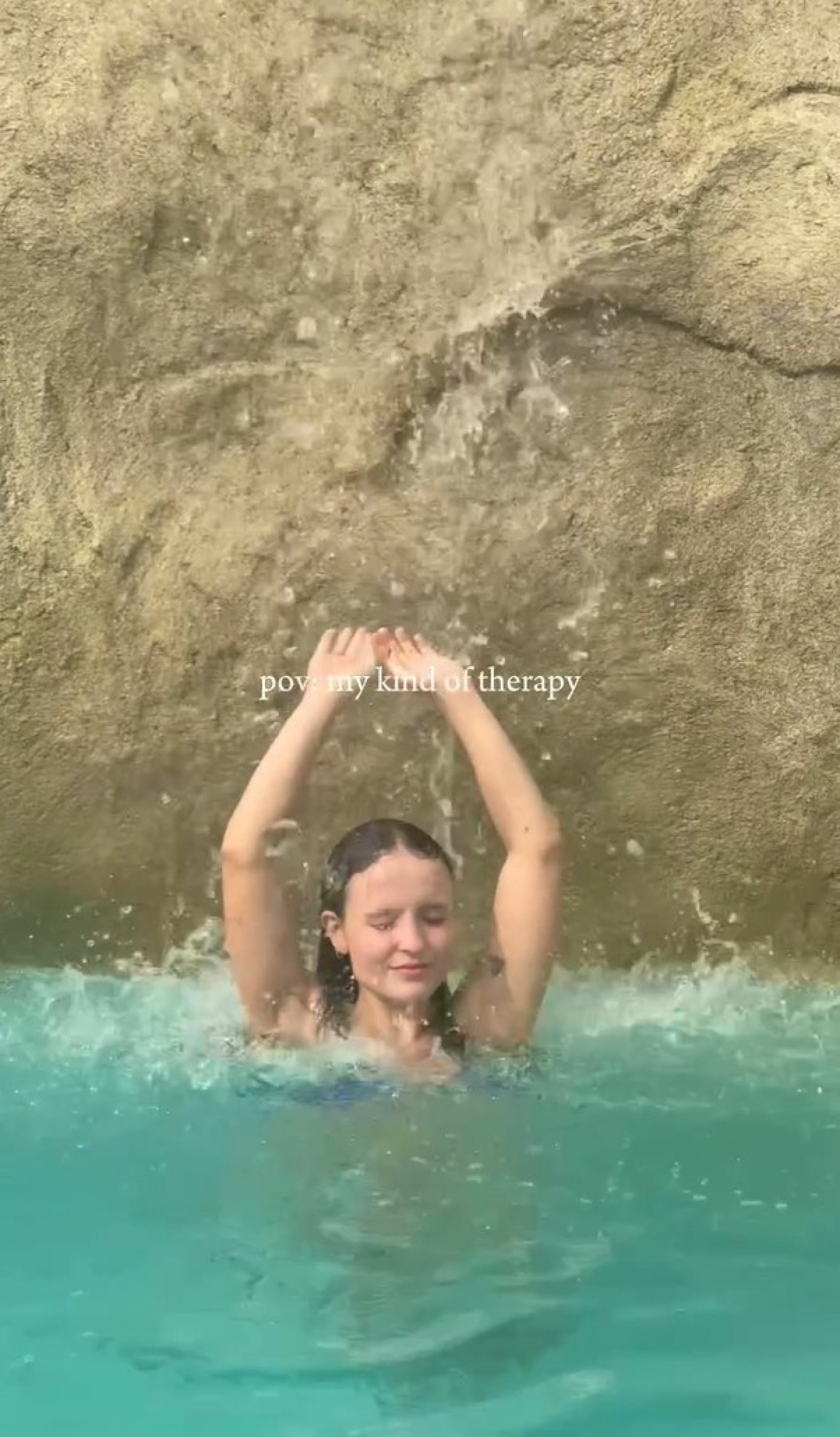 Larissa Manoela toma banho de 'cachoeira' na piscina de sua mansão - Reprodução / Instagram