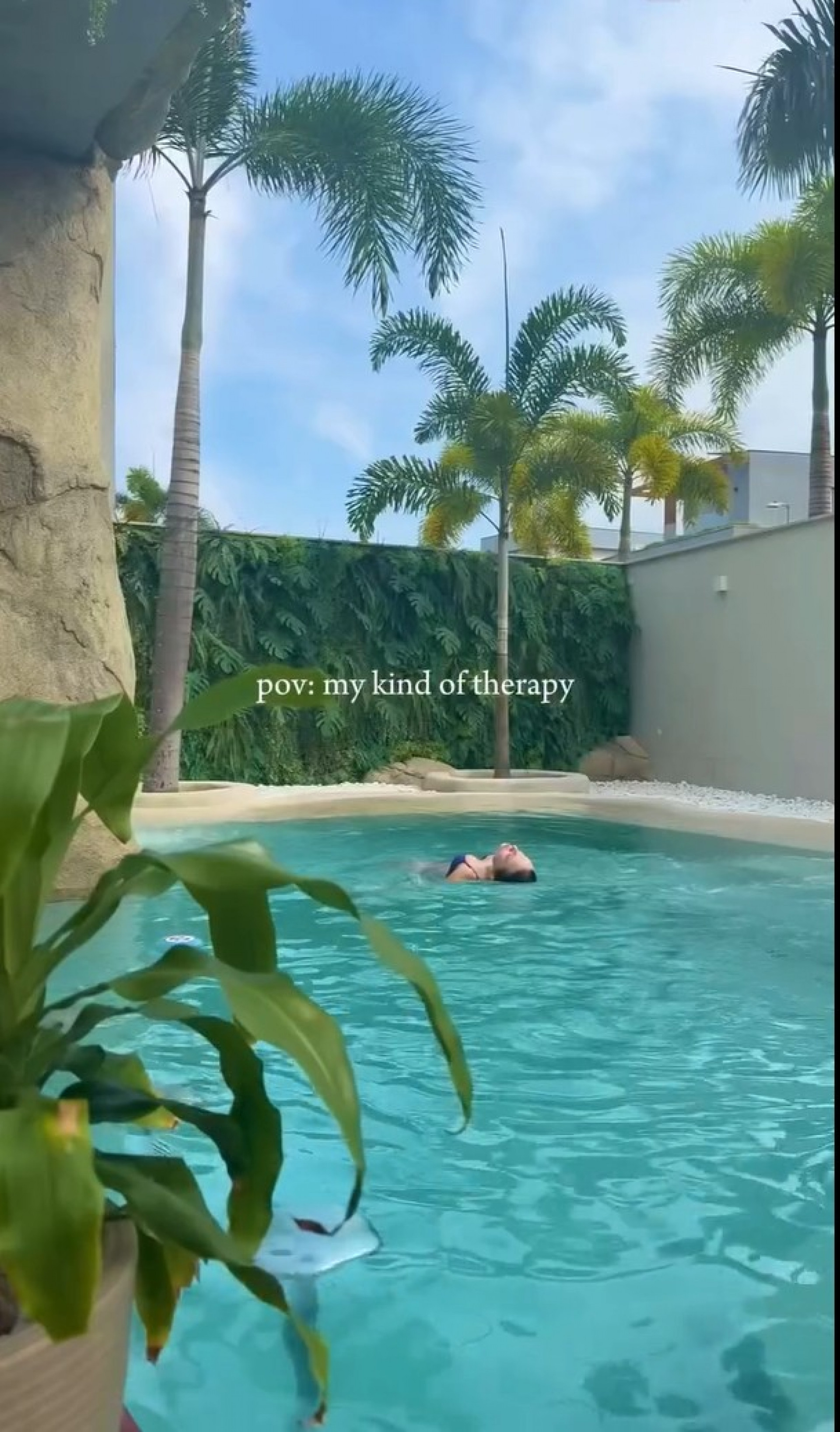 Larissa Manoela toma banho de 'cachoeira' na piscina de sua mansão - Reprodução / Instagram