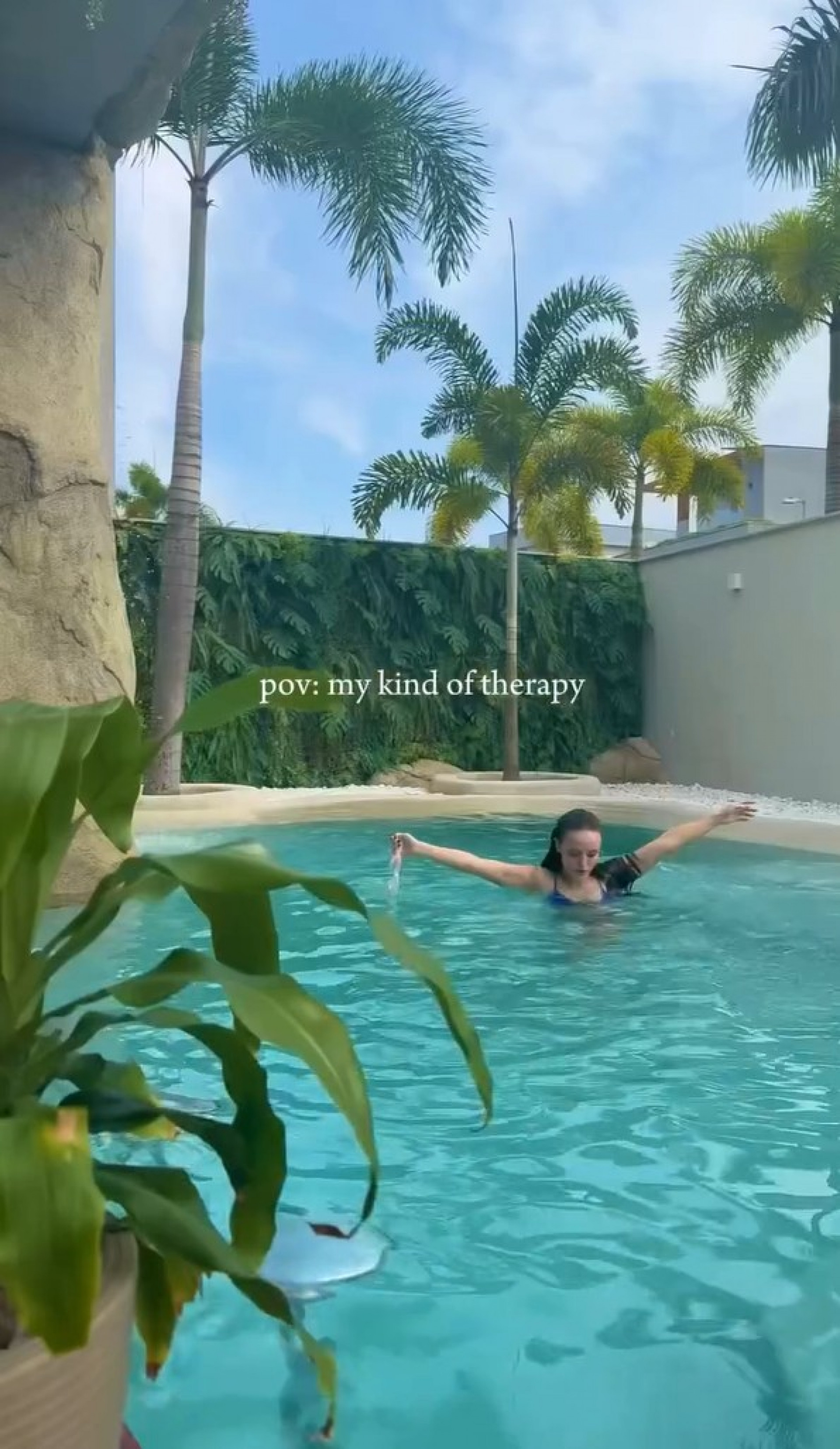 Larissa Manoela toma banho de 'cachoeira' na piscina de sua mansão - Reprodução / Instagram