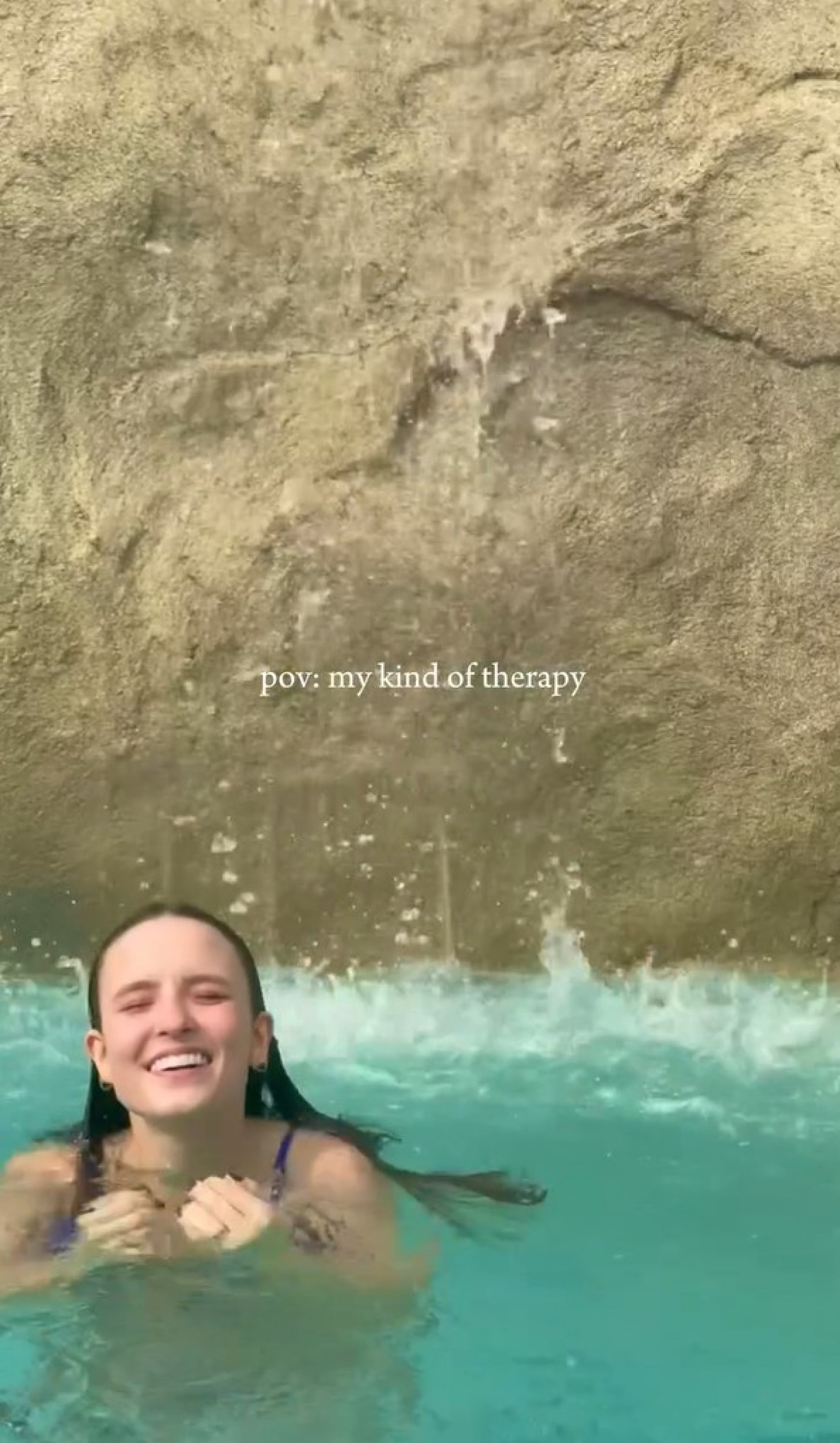 Larissa Manoela toma banho de 'cachoeira' na piscina de sua mansão - Reprodução / Instagram
