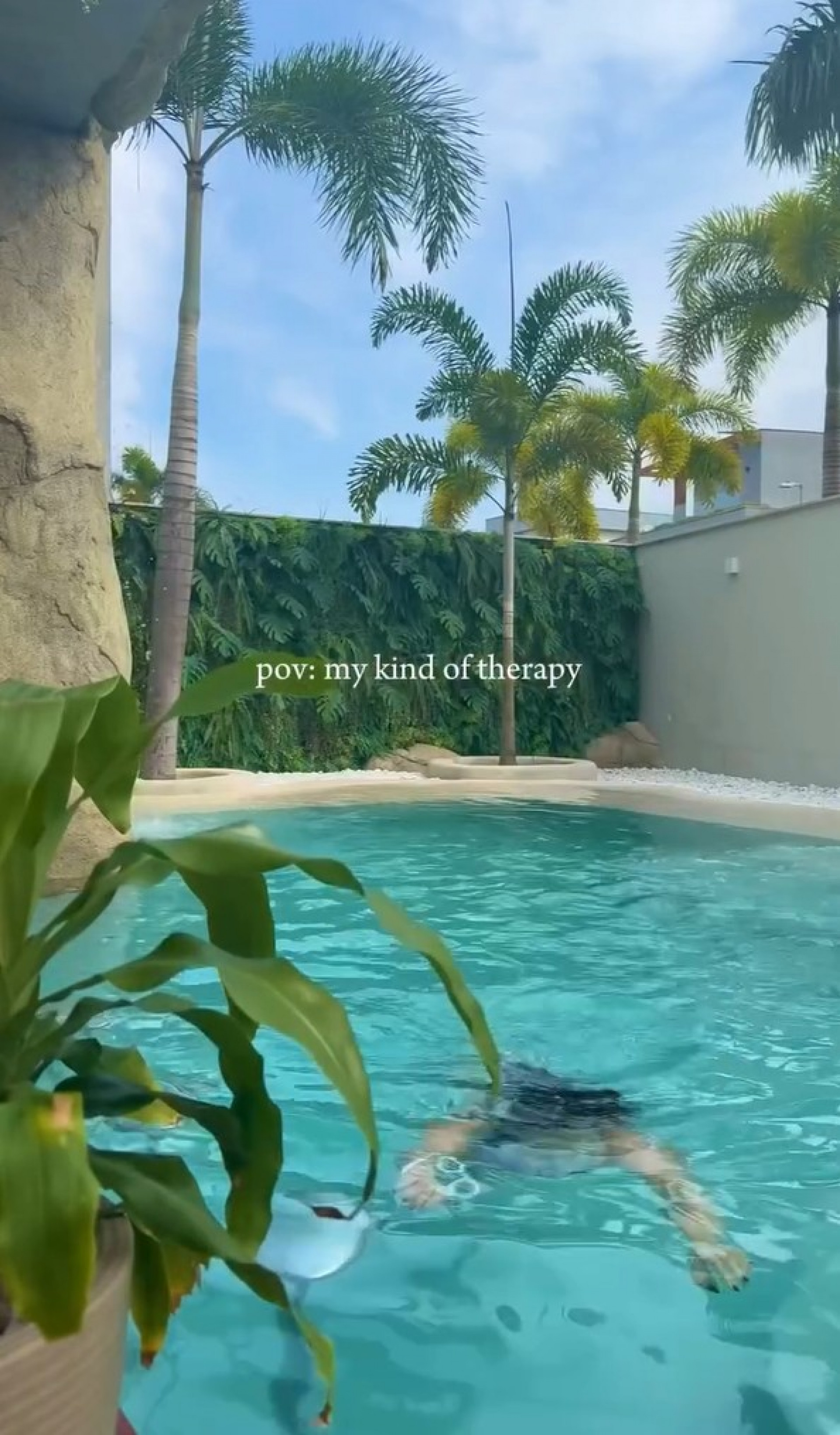 Larissa Manoela toma banho de 'cachoeira' na piscina de sua mansão - Reprodução / Instagram