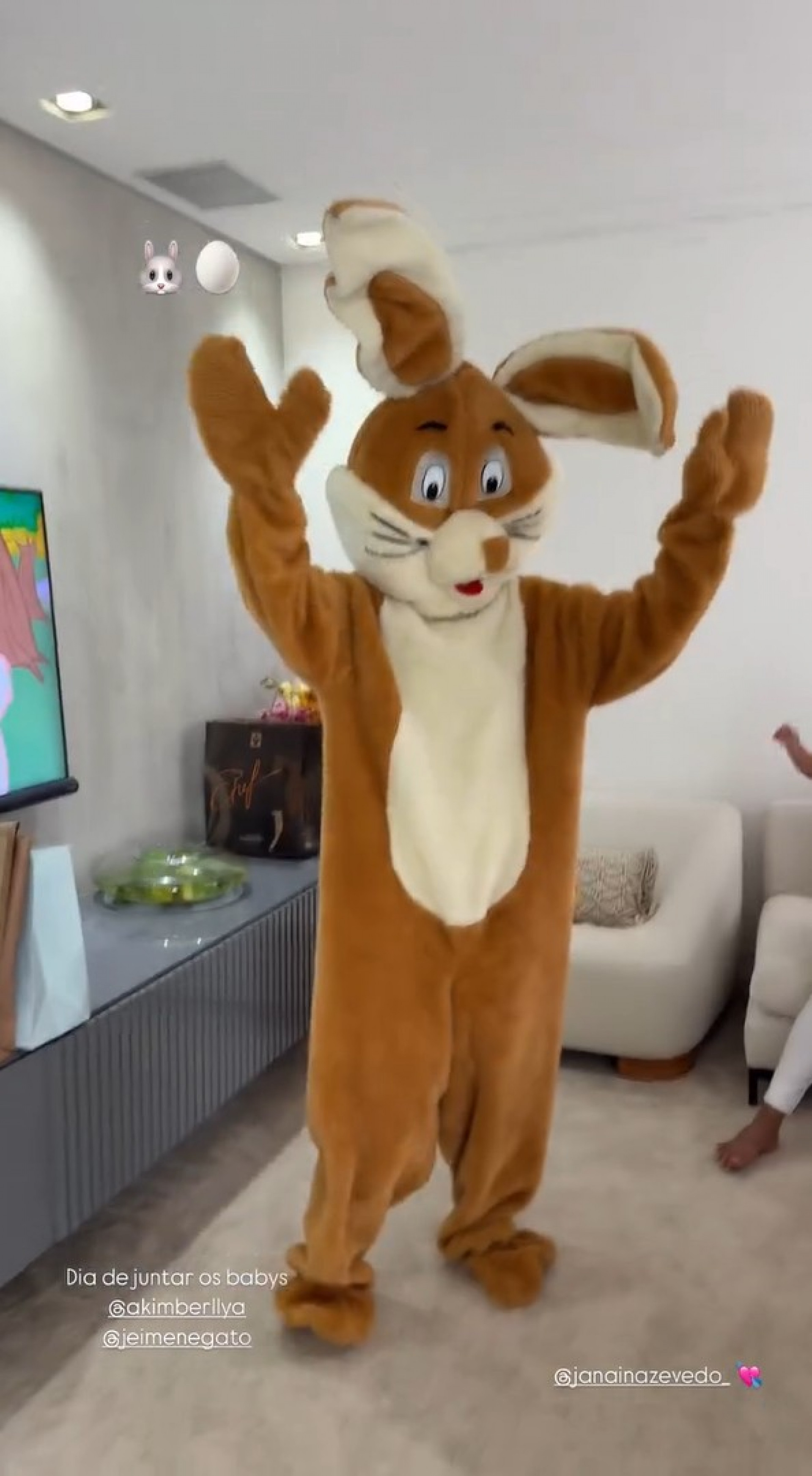 Amanda Kiberlly se fantasia de coelhinho da Páscoa para filha com Neymar - Reprodução / Instagram