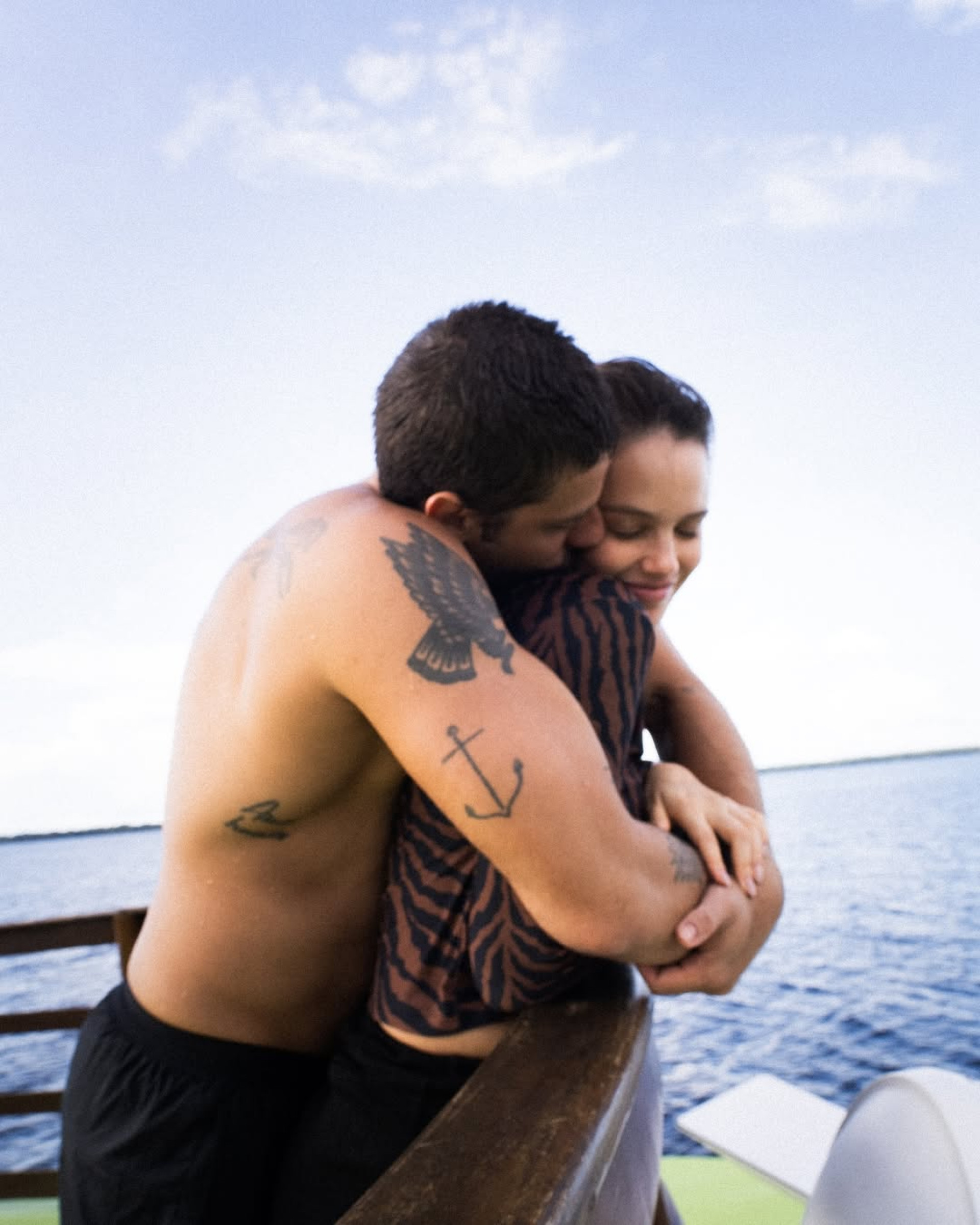 Chay Suede posa em clima de romance com Laura Neiva - Reprodução / Instagram