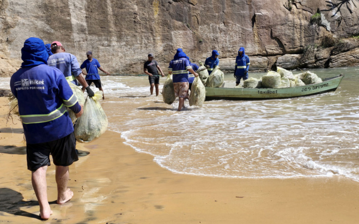 Mutirão remove lixo da Ilha do Francês e reforça urgência por turismo consciente em Macaé