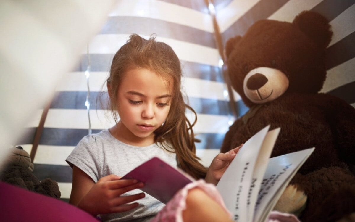 Os livros marcam a inf&acirc;ncia de uma forma duradoura (Imagem: PeopleImages.com - Yuri A | Shutterstock) 