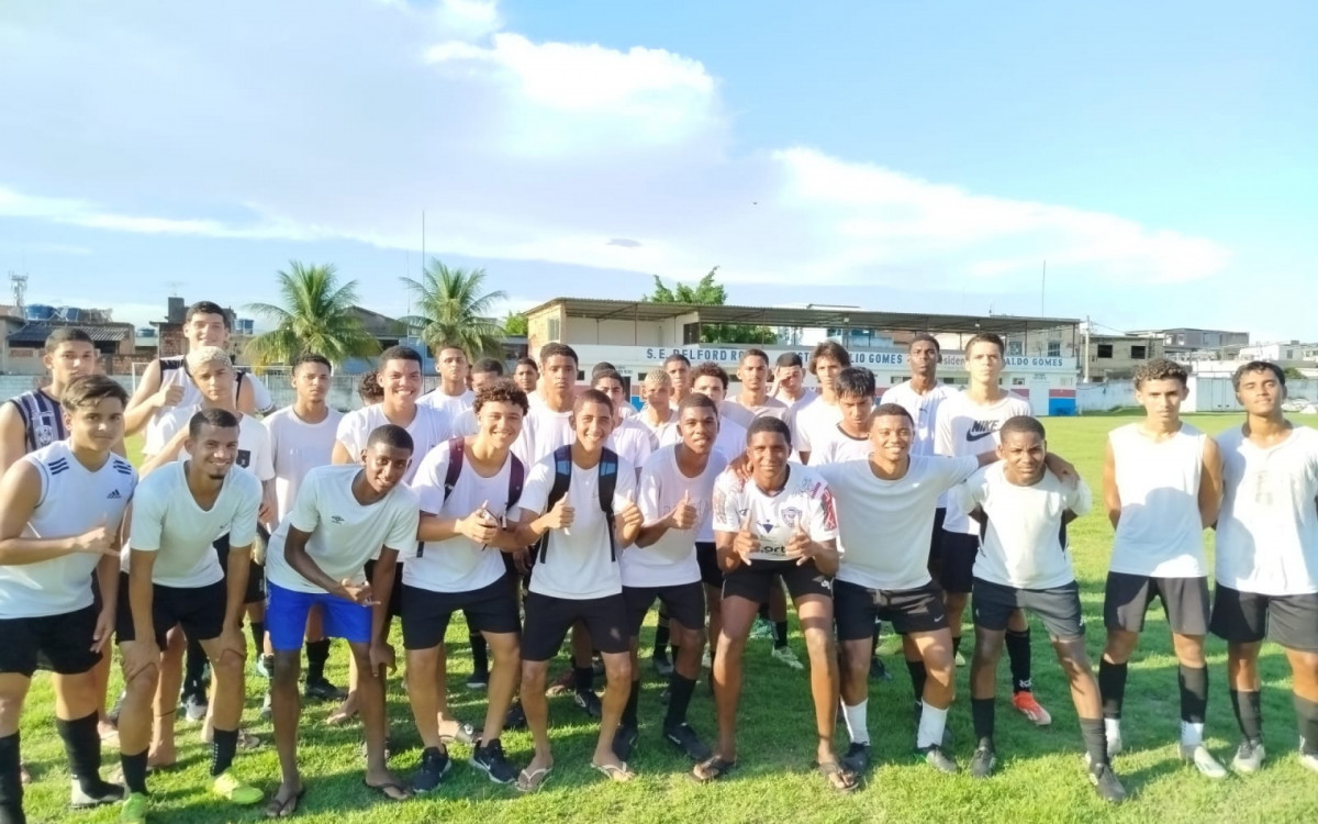 O jogador Ryan Marconi (Centro) com os candidatos a vaga na equipe Sub 20 do Belford Roxo