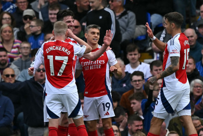 Arsenal goleia o Ipswich e adia título inglês do Liverpool