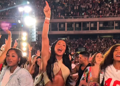 Gracyanne Barbosa aproveita show de Thiaguinho com participação de Belo e agita fãs