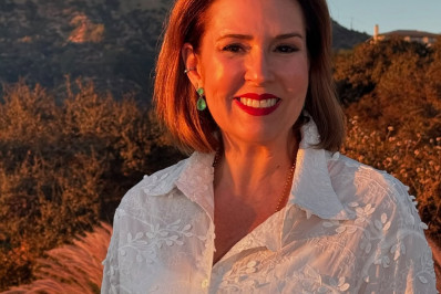 Renata Capucci cai na gargalhada ao ver seu bolo de aniversário