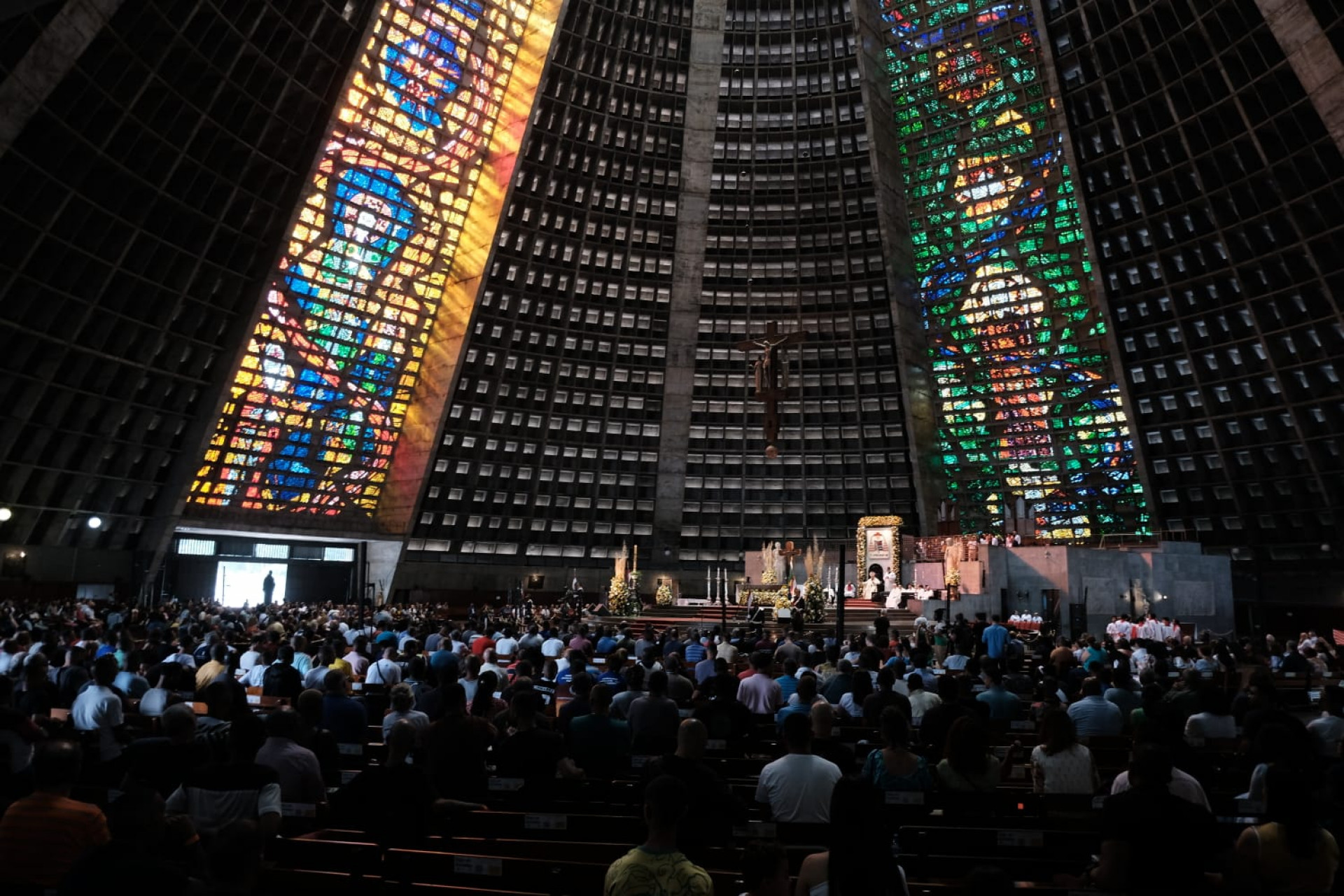 Celebração de Páscoa na Catedral Metropolitana contou com a cruz da primeira missa do Brasil - Pedro Teixeira/Agência O DIA