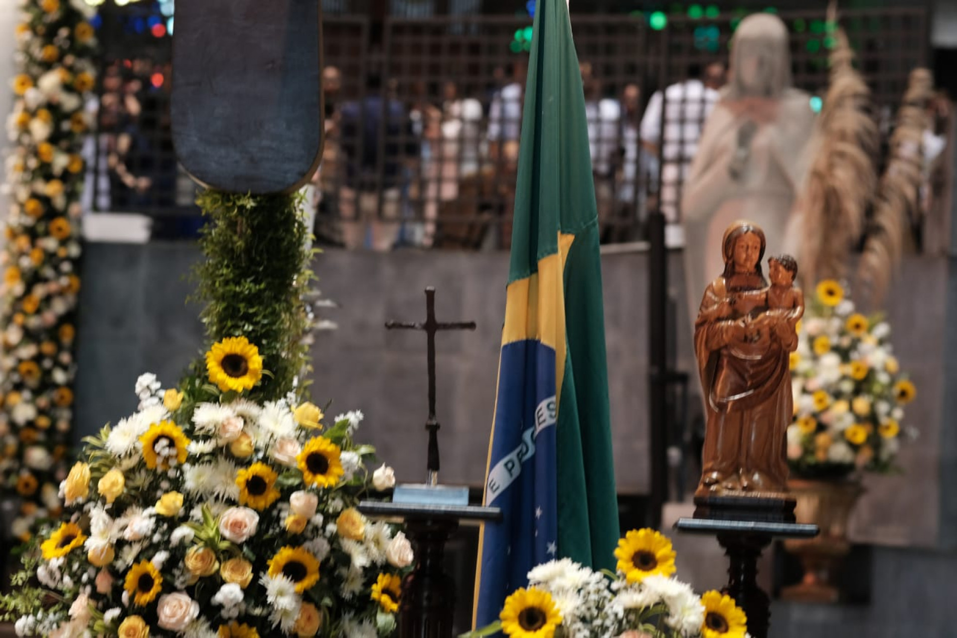 Celebração de Páscoa na Catedral Metropolitana contou com a cruz da primeira missa do Brasil - Pedro Teixeira/Agência O DIA