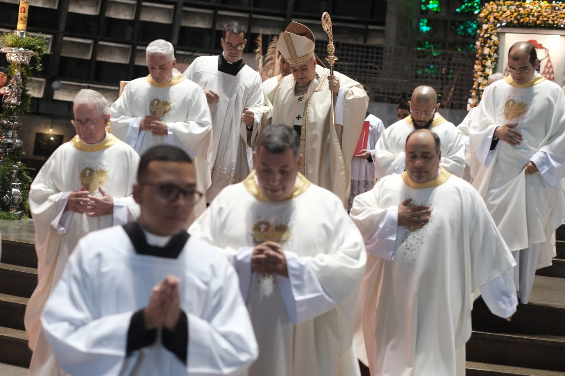 Celebração de Páscoa na Catedral Metropolitana contou com a cruz da primeira missa do Brasil - Pedro Teixeira/Agência O DIA