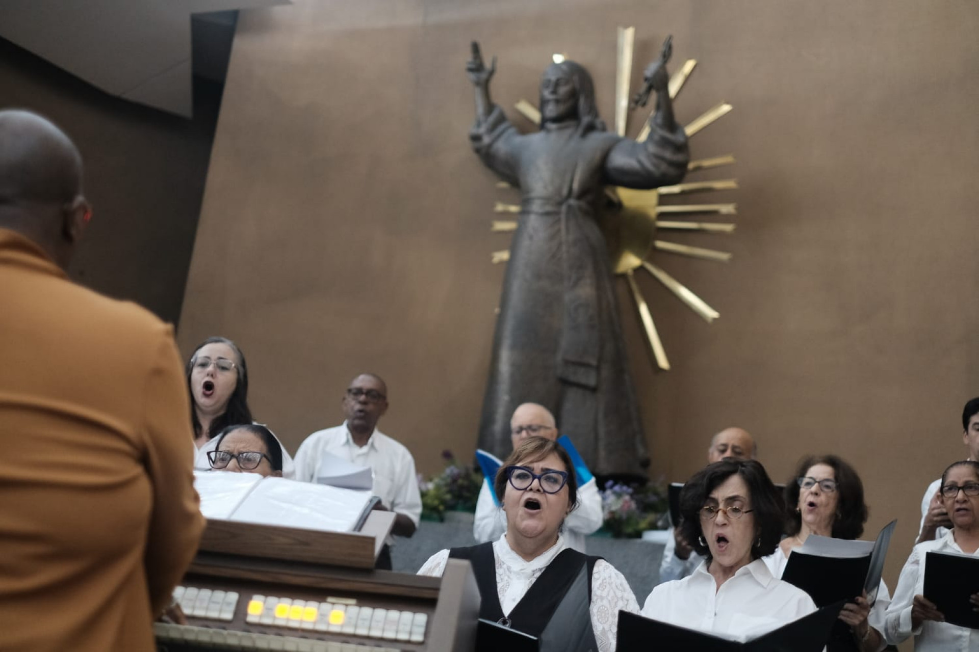 Fiéis celebraram Domingo de Páscoa na Paróquia Nossa Senhora de Copacabana - Pedro Teixeira/Agência O DIA