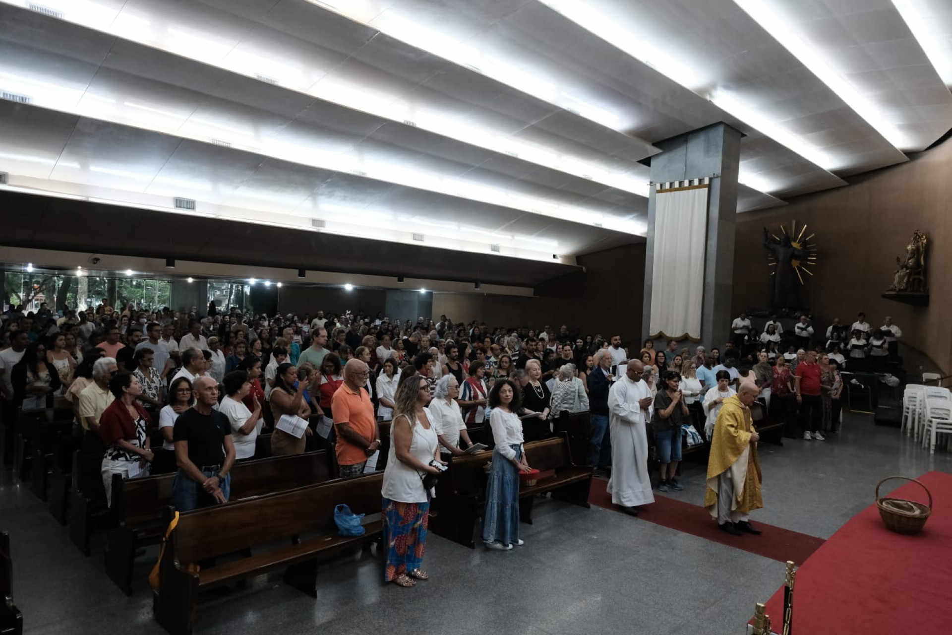 Fiéis celebraram Domingo de Páscoa na Paróquia Nossa Senhora de Copacabana - Pedro Teixeira/Agência O DIA