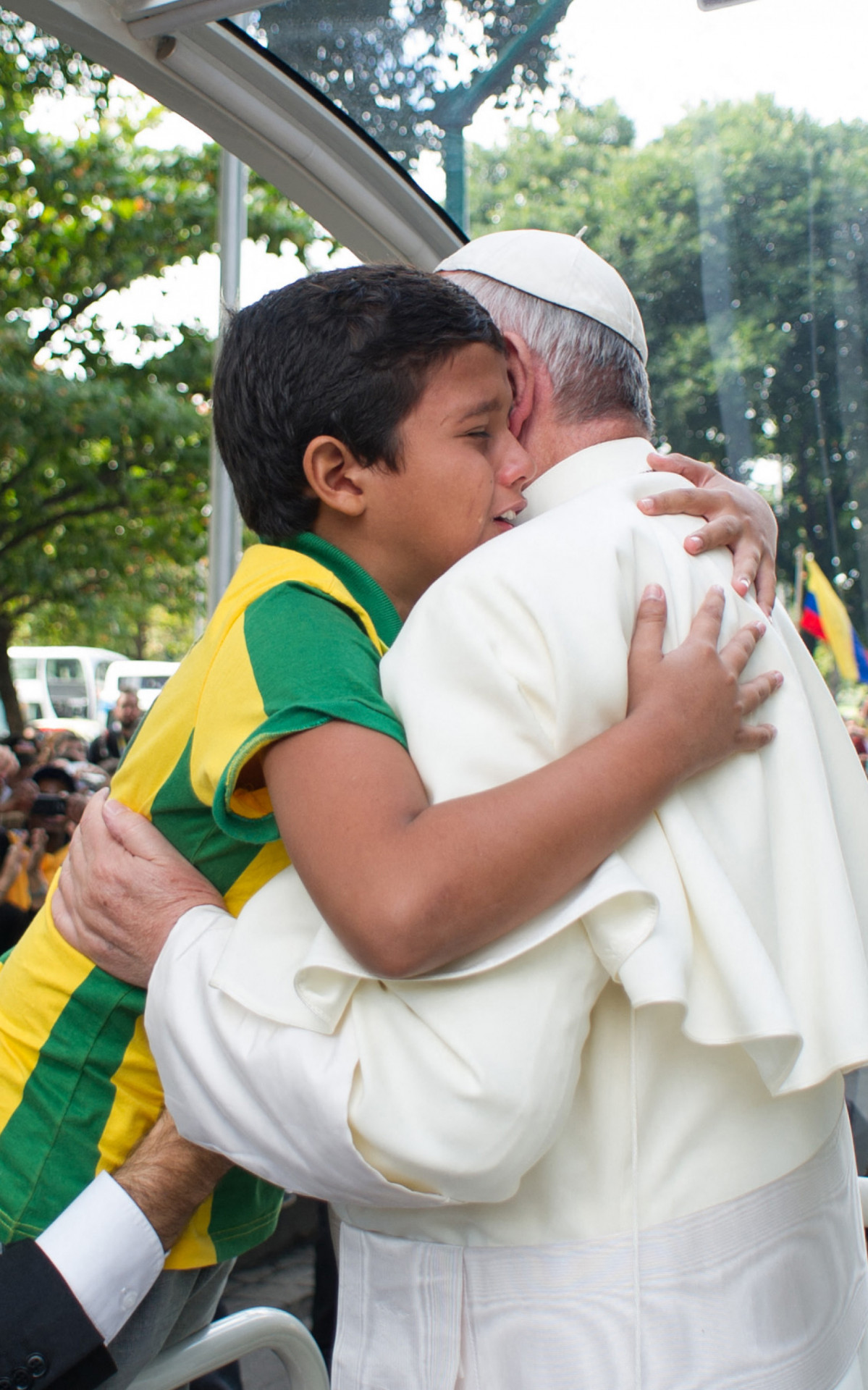 Cena de menino abraçando o Papa Francisco na Jornada Mundial da Juventude no Rio, em 2013, percorreu o mundo