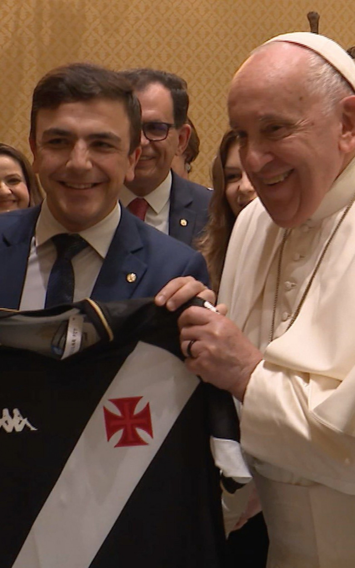 Papa Francisco recebe camisa do Vasco de presente