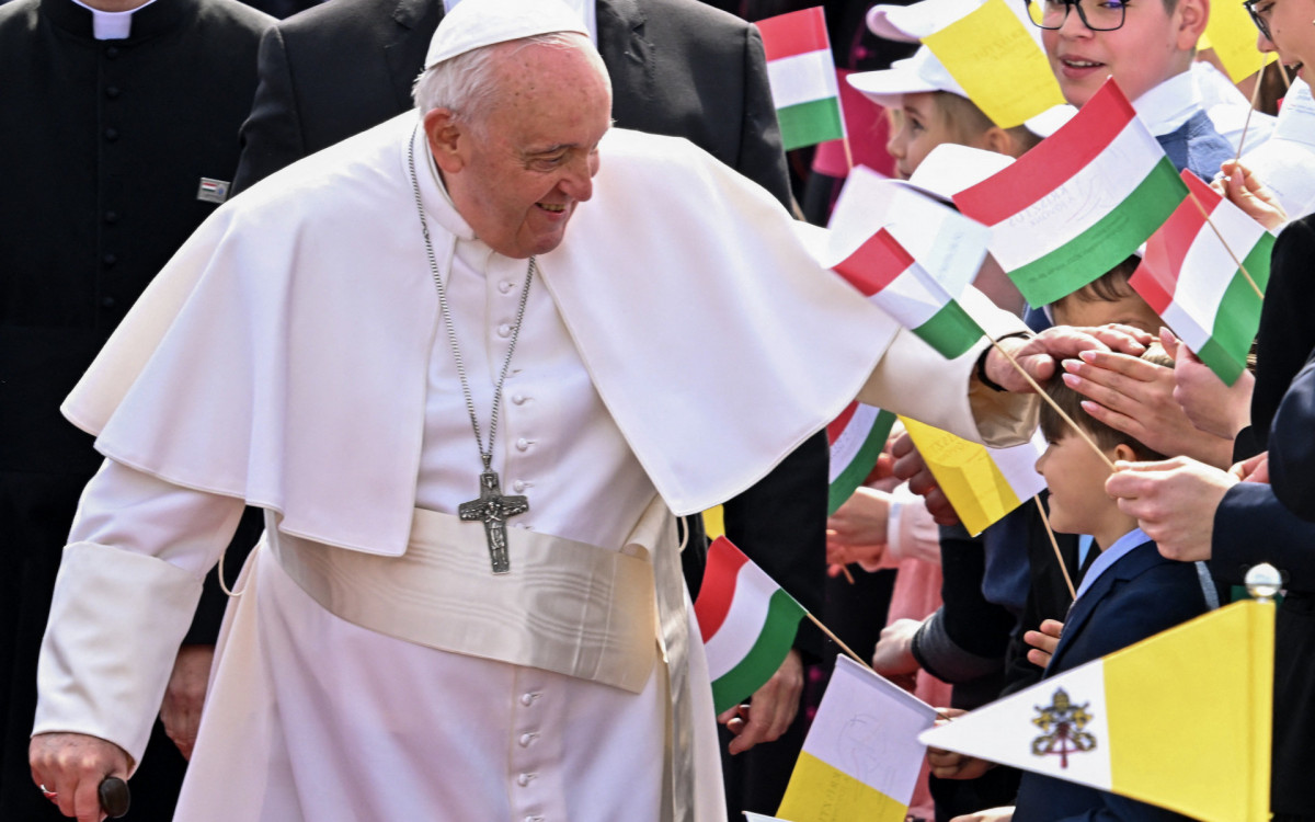 Como apenas cardeais, de todo o mundo, que não tenham completado 80 anos de idade no primeiro dia da Sé Vacante estão aptos para  o conclave, um brasileiro não está apto

