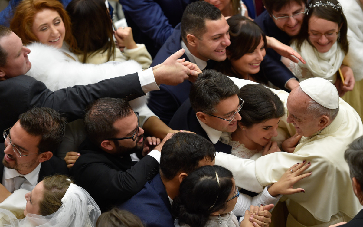 Papa Francisco cumprimentando recém-casados
