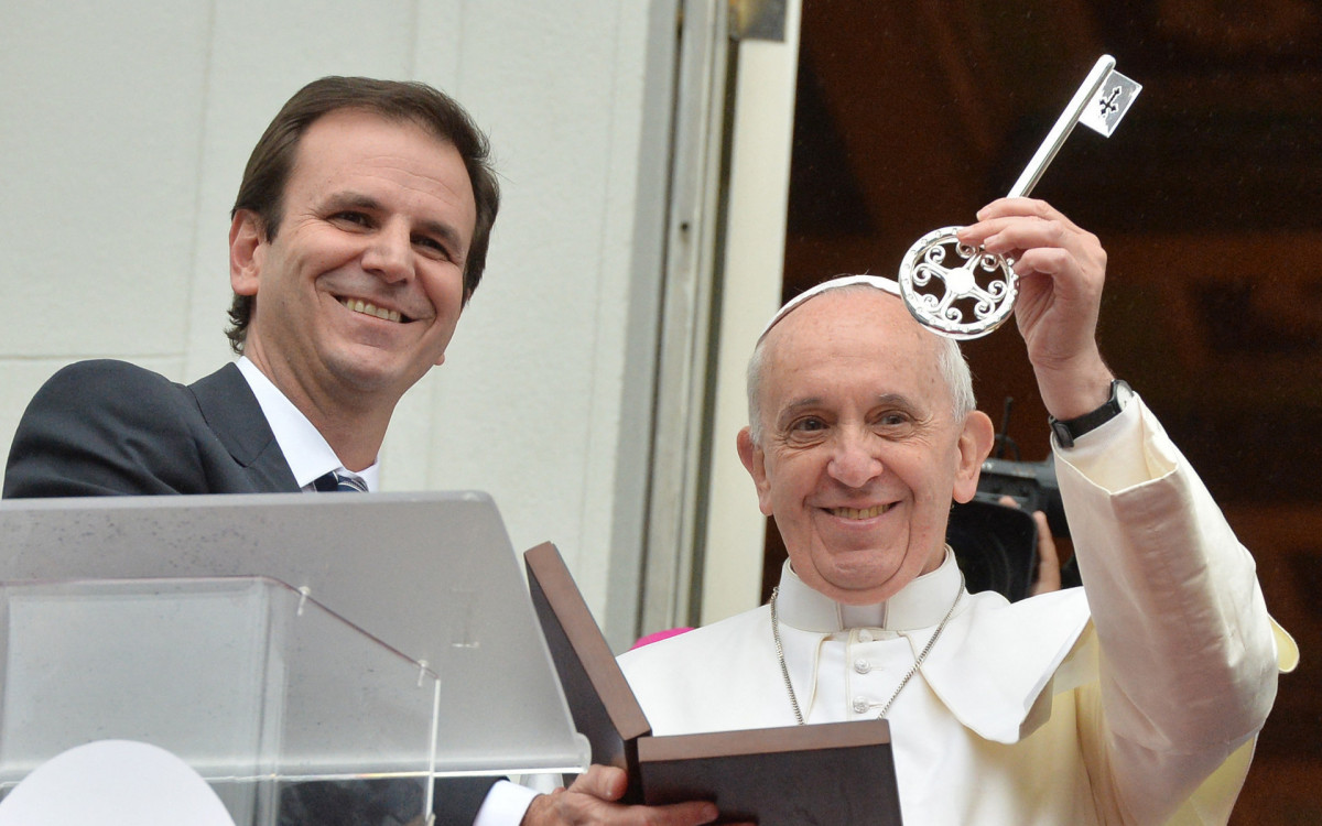 Papa Francisco e Eduardo Paes durante a Jornada Mundial da Juventude no Rio, em 2013
