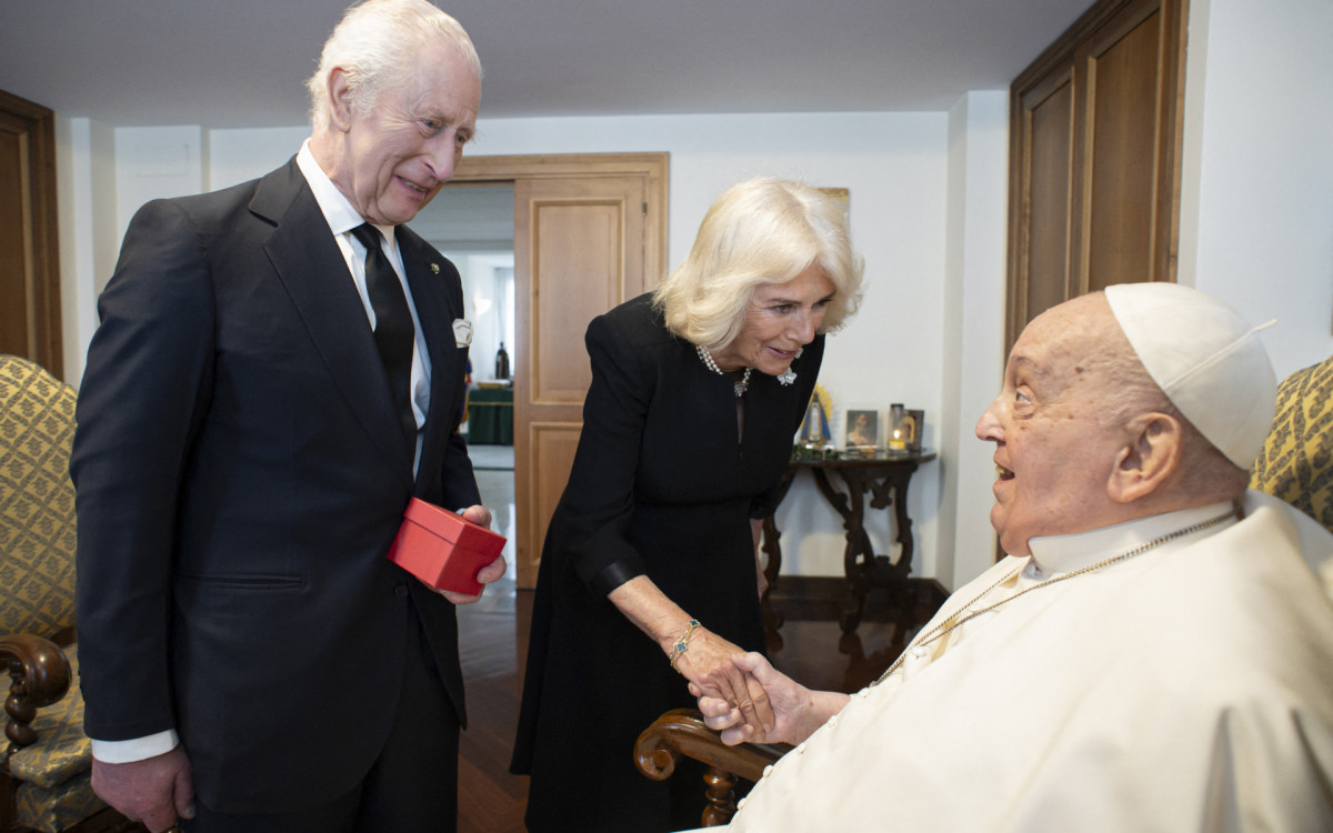 Papa Francisco com Rei Charles III e Camilla