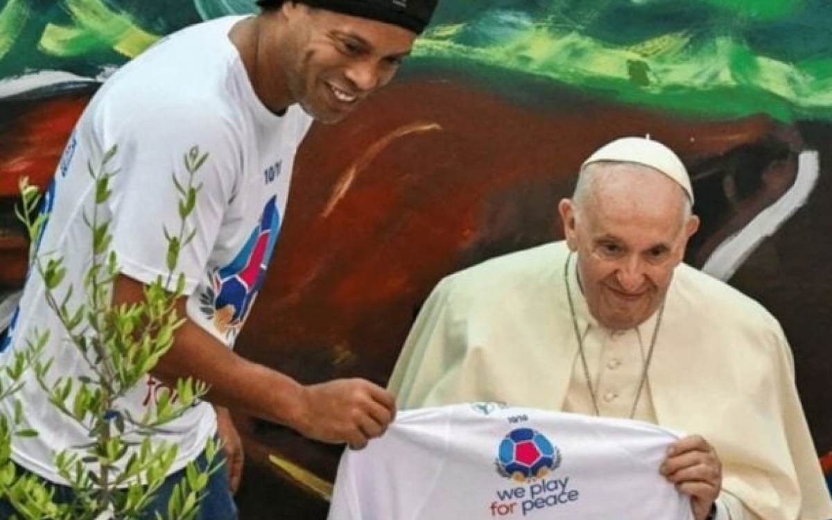 Ronaldinho, Kak&aacute; e Messi: veja craques do futebol que encontraram Papa Francisco