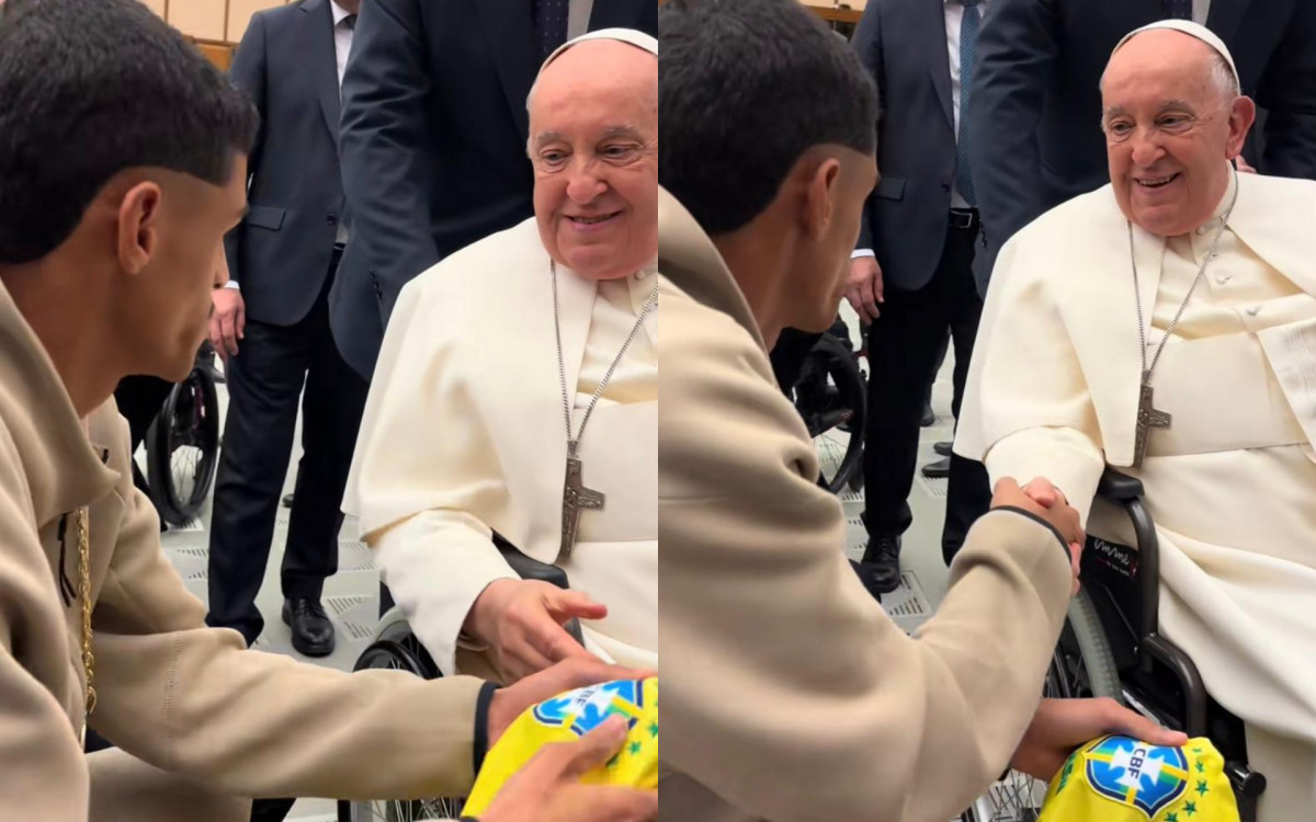 Luva de Pedreiro conhece Papa Francisco e entrega camisa do Brasil