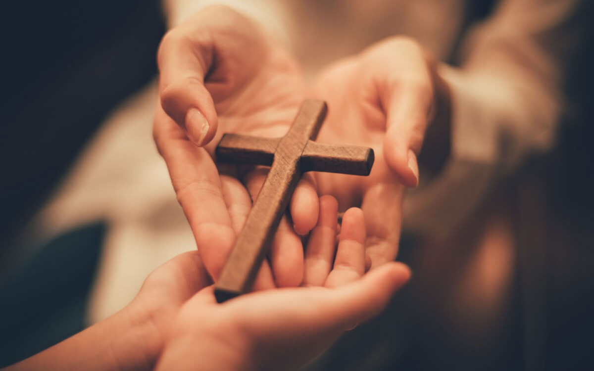 Ora&ccedil;&otilde;es marcam a reflex&atilde;o sobre a paix&atilde;o, a morte e a ressurrei&ccedil;&atilde;o de Cristo (Imagem: PUWADON SANG | Shutterstock) 