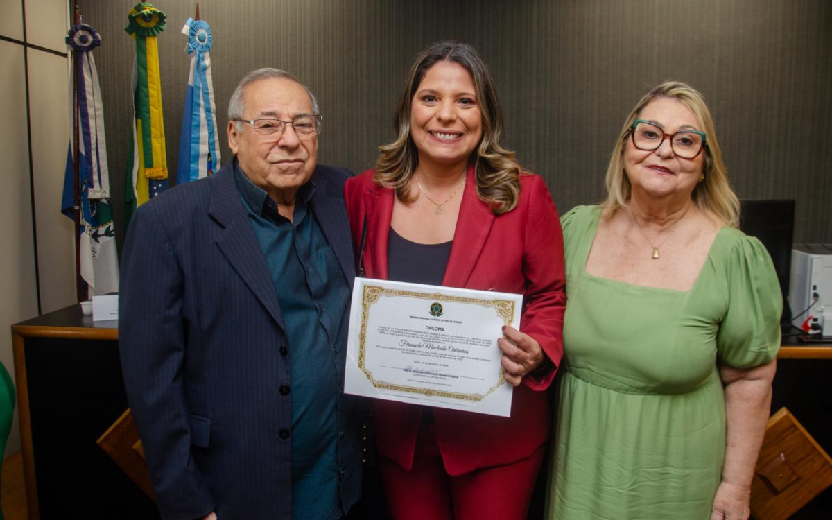 Carlos Ontiveros, na posse da filha e atual prefeita de Japeri, Fernanda Ontiveros (PT), ao lado tamb&eacute;m da esposa Silvia Ontiveros