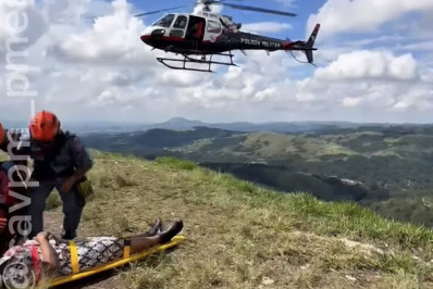 Idosa é resgatada por helicóptero da PM após cair em buraco em trilha em São Roque