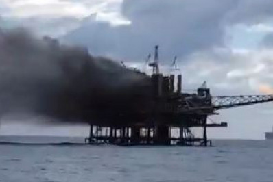 Vídeo: incêndio atinge plataforma de Petróleo e funcionário cai no mar na Bacia de Campos