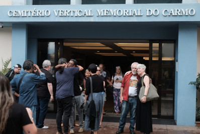 Amigos e parentes se despedem da cantora Cristina Buarque, irmã de Chico