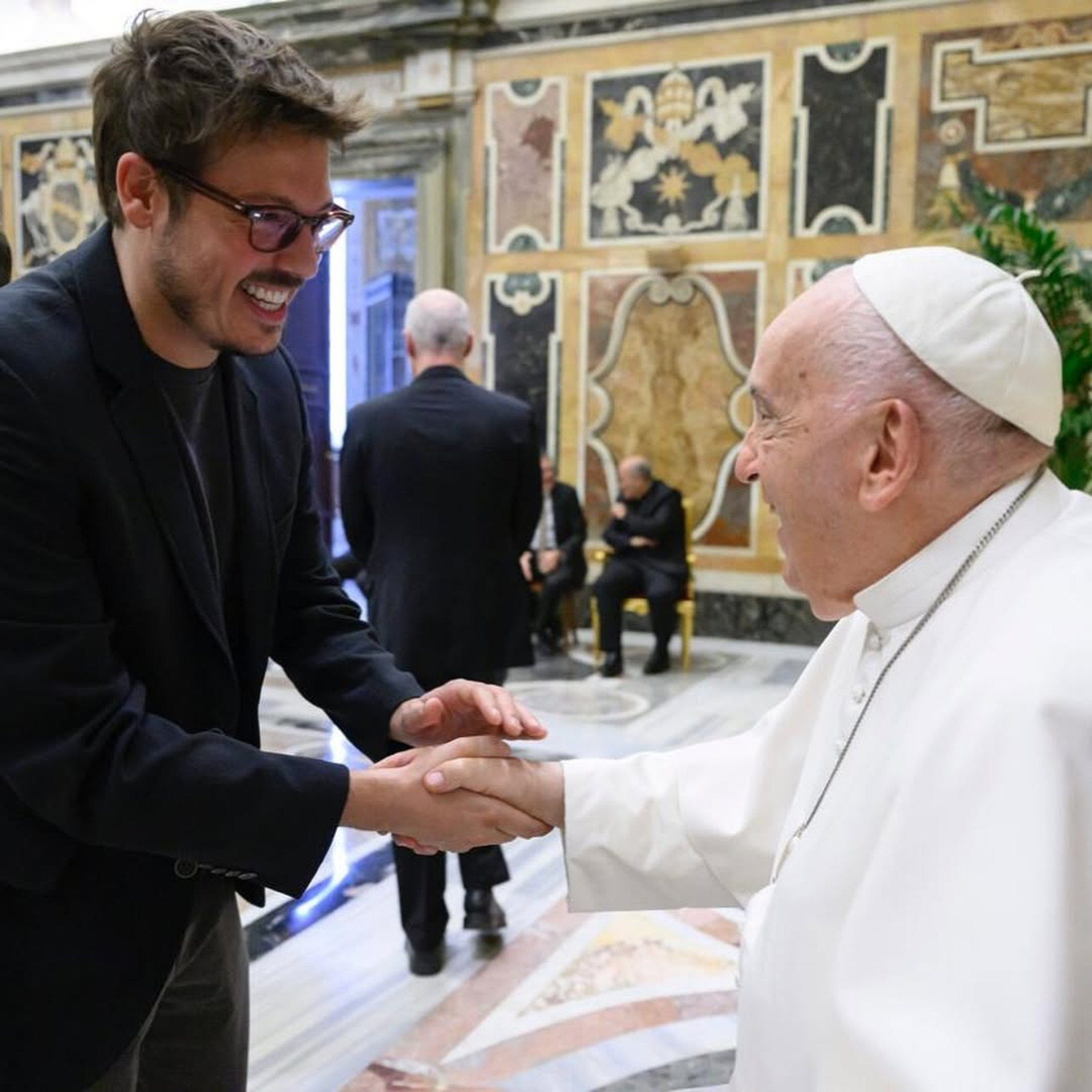 Apresentador prestou última homenagem ao líder da Igreja Católica, que morreu aos 88 anos 