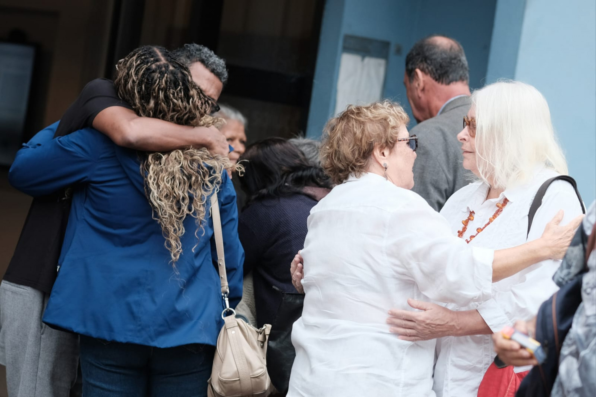 Familiares e amigos no velório da cantora Cristina Buarque, no Cemitério Memorial do Carmo, nesta segunda-feira (21) - Pedro Teixeira/Agência O Dia