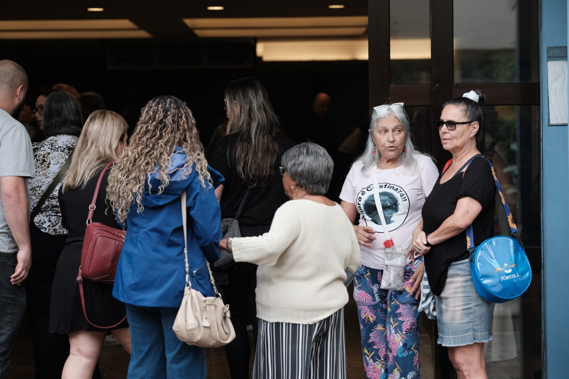 Familiares e amigos no velório da cantora Cristina Buarque, no Cemitério Memorial do Carmo, nesta segunda-feira (21) - Pedro Teixeira/Agência O Dia