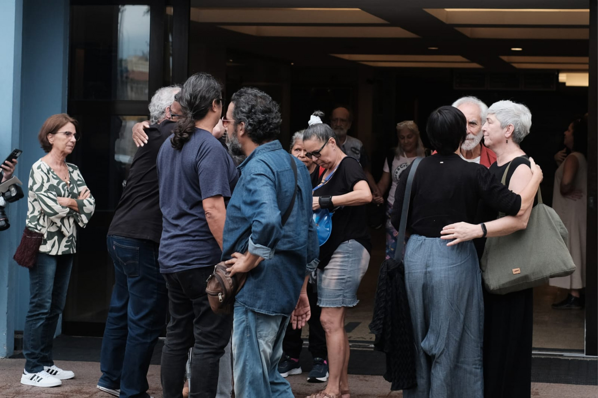 Familiares e amigos no velório da cantora Cristina Buarque, no Cemitério Memorial do Carmo, nesta segunda-feira (21) - Pedro Teixeira/Agência O Dia