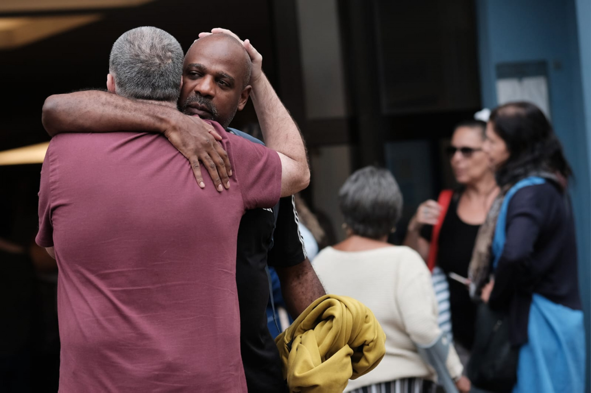 Familiares e amigos no velório da cantora Cristina Buarque, no Cemitério Memorial do Carmo, nesta segunda-feira (21) - Pedro Teixeira/Agência O Dia