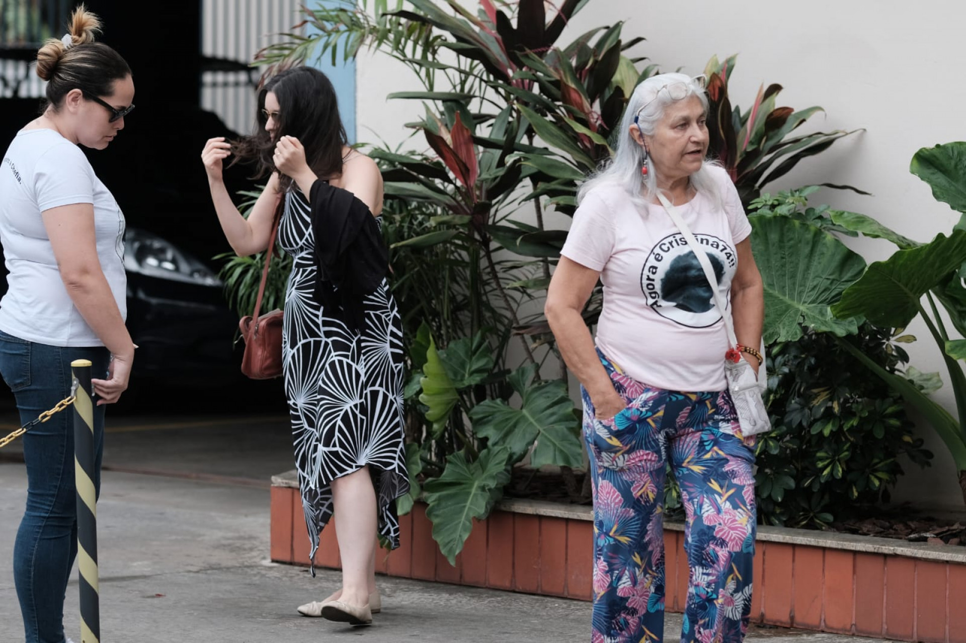 Familiares e amigos no velório da cantora Cristina Buarque, no Cemitério Memorial do Carmo, nesta segunda-feira (21) - Pedro Teixeira/Agência O Dia