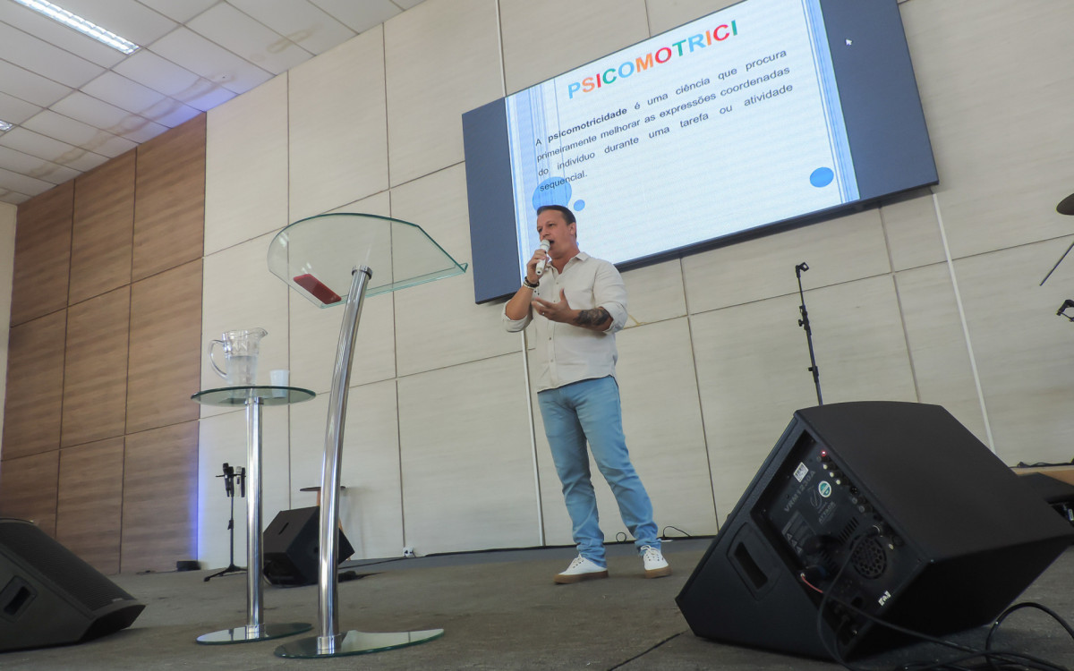 O professor de Educação Física, Rodrigo Araújo, palestrou sobre a aplicação de métodos ligados à psicomotricidade 