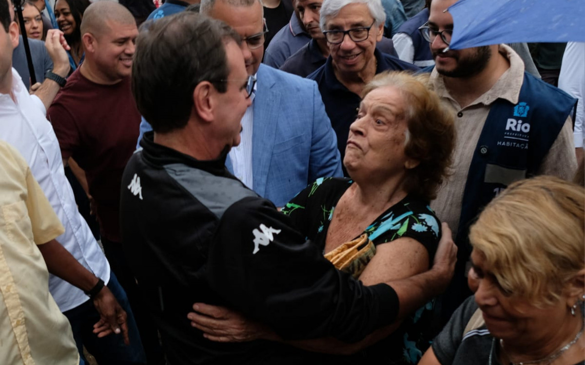 Eduardo Paes esteve no início das obras dos condomínios Minha Casa, Minha Vida na Mangueira