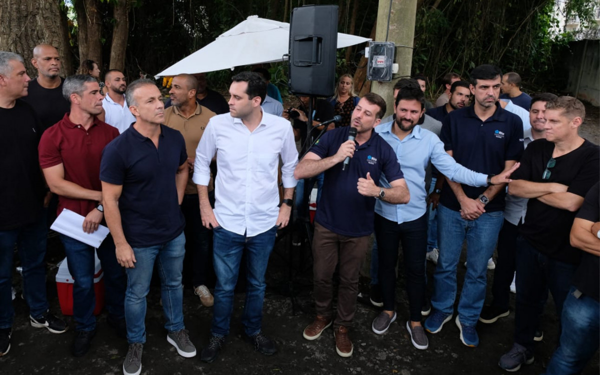 Membros da Prefeitura do Rio estiveram no início das obras da clínica da família em Camorim