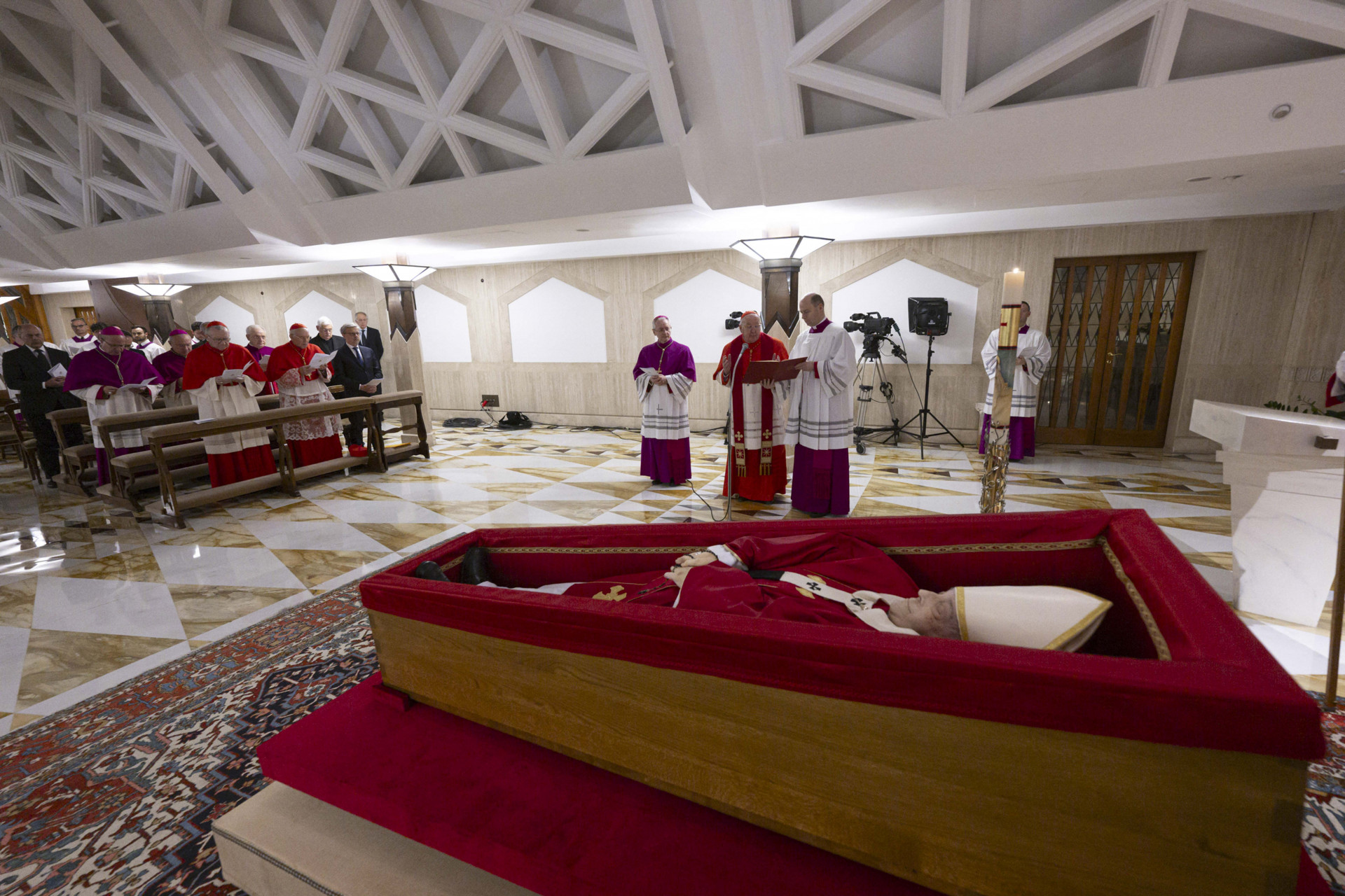 Caixão repousa na Casa Santa Marta, no Vaticano - AFP