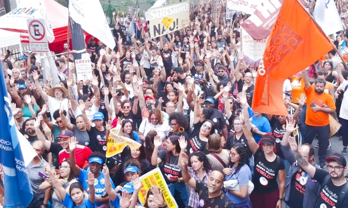 Professores municipais de SP decidem continuar greve