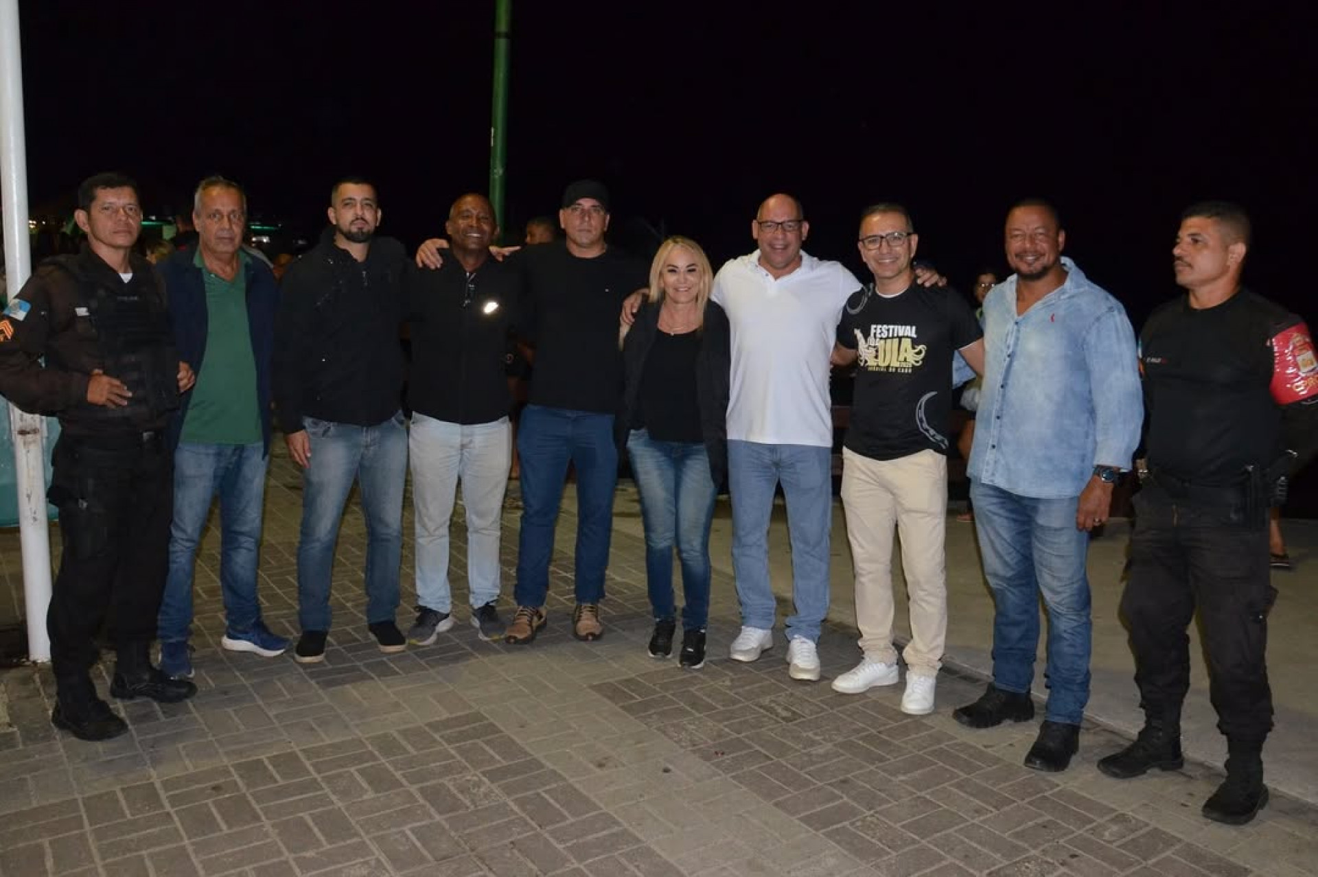 Prefeito Marcelo Magno entre secretária de Segurança Pública Magna Fraga, Vantoil Martins e equipe de segurança - Ascom